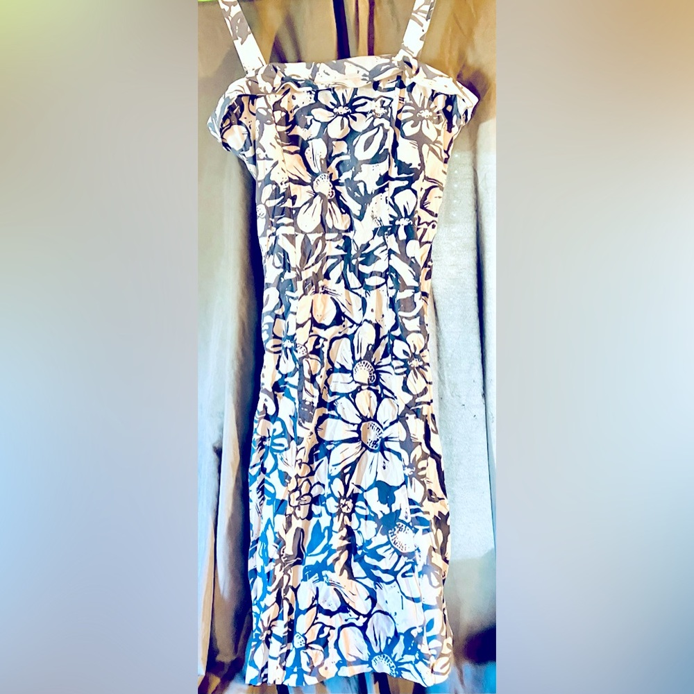 Women’s Summer dress. Size 6 , just below the knee, 100% cotton in good shape.